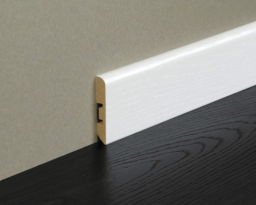 Plinthe blanche en bois contre un mur