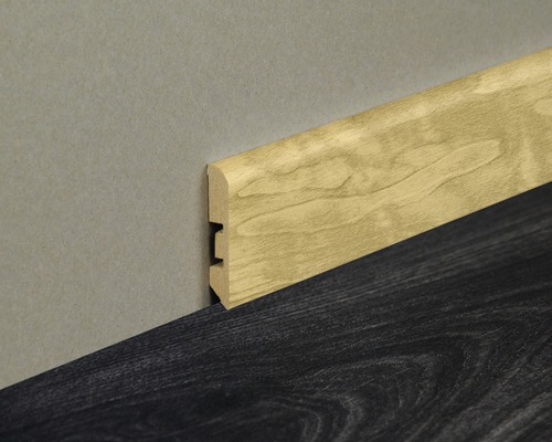 Plinthe en bois sur mur et sol