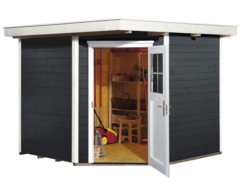 Gartenschuppen mit geöffneter Tür und Gartengeräten