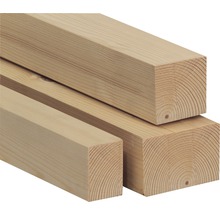 Holzbalken aus Nadelholz im Stapel