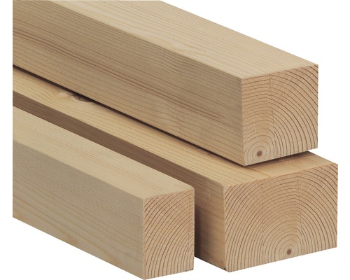Holzbalken aus Nadelholz im Stapel