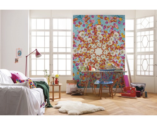 Salon avec papier peint à motifs, canapé, bureau et décoration