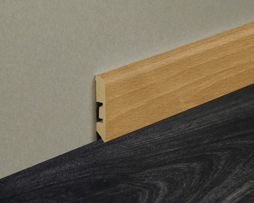 Plinthe en bois sur mur et sol