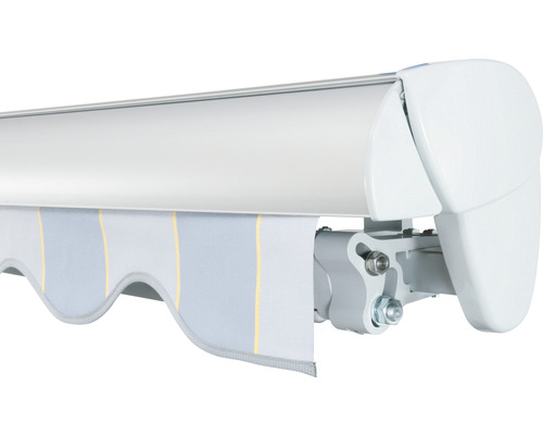 Detailansicht einer Markise mit gestreiftem Stoff und mechanischen Bauteilen