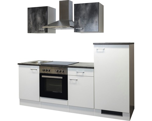 Cuisine équipée avec évier, cuisinière, four, hotte aspirante et armoires