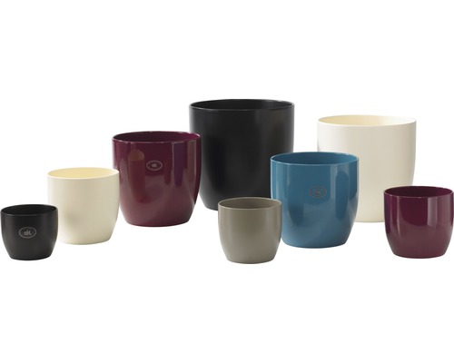 Pots de fleurs en plastique de différentes couleurs et de différentes tailles.