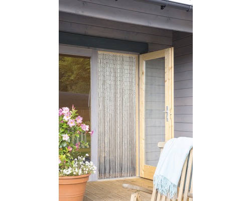 Rideau en bambou devant une porte en bois