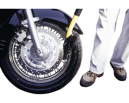 Moto en cours de lavage avec une brosse de nettoyage.