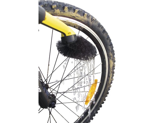 Nettoyage des pneus de vélo avec une brosse et de l''eau