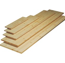 Stapel roher Holzbretter