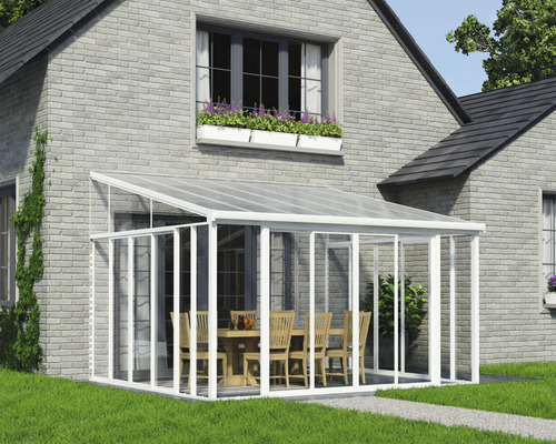 Pavillon rapporté avec table à manger et chaises sur une maison aux murs en briques