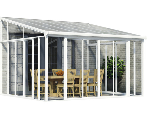 Terrasse couverte avec table à manger et chaises