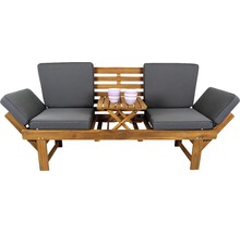 Gartenbank aus Holz mit grauen Kissen und kleinem Tisch