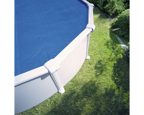 Piscine hors sol avec couverture de piscine dans le jardin