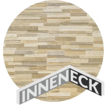 Innenkante vor Wand mit Holzoptik