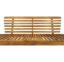 Detailansicht einer Gartenbank aus Holz mit Lattenrostsitz und Rückenlehne