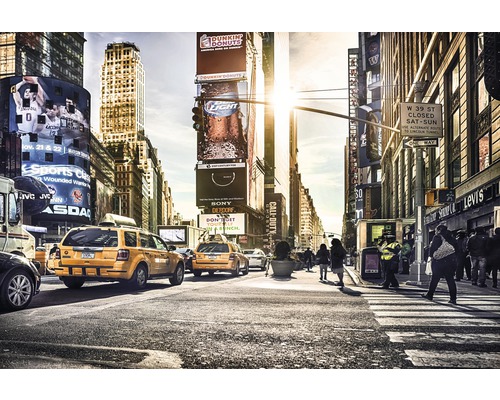 Papier peint panoramique intissé XXL4-008 Times Square 4 pces 368 x 248 cm Vue d''une rue animée de la ville avec des taxis jaunes, des piétons et de grands panneaux publicitaires sur les bâtiments environnants.
