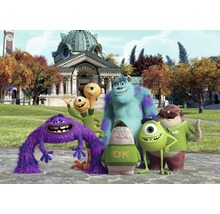 Szene mit den animierten Charakteren aus dem Film Die Monster Uni vor dem Schulgebäude.