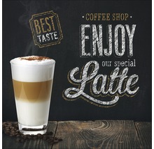 Glas Latte Macchiato mit Kaffeebohnen und Tafel im Hintergrund