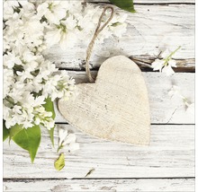 Cœur décoratif en bois avec des fleurs de lilas sur fond en bois