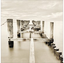 Fotografie einer alten Holzbrücke über dem Wasser