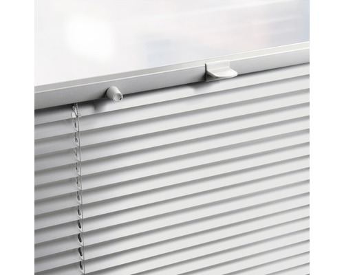 Detailansicht einer weissen Jalousie zur Fensterdekoration und zum Sonnenschutz.