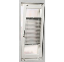 Fenster mit Jalousie zur Lichtregulierung