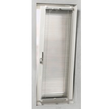 Fenster mit Jalousie zur Lichtregulierung