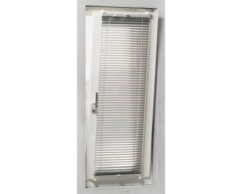 Fenster mit Jalousie zur Lichtregulierung