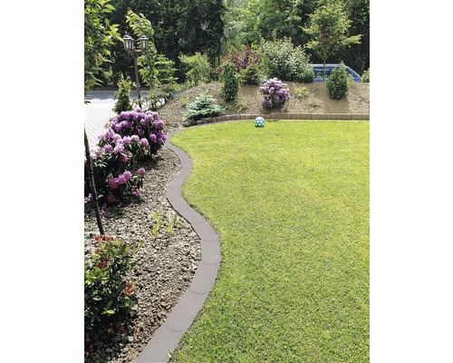 Jardin aménagé avec pelouse, fleurs et bordures de gazon