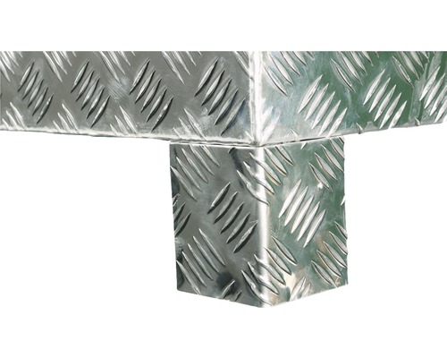 Detailansicht einer Aluminium Werkzeugkiste mit Riffelblechmuster