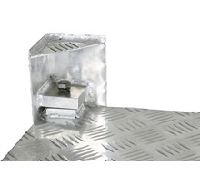 Detailansicht einer Aluminiumbox mit Riffelblechboden