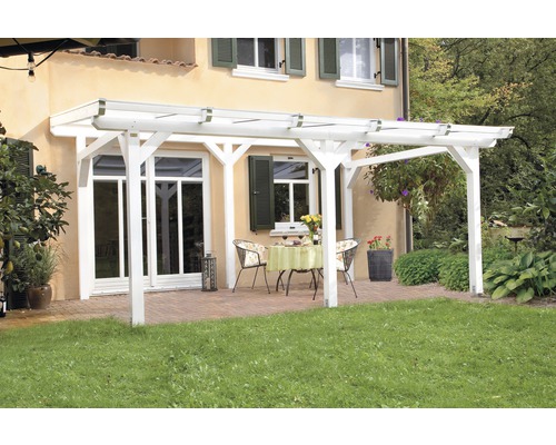 Pergola en bois blanche dans le jardin avec mobilier de jardin
