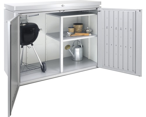 Boîte de rangement ouverte avec barbecue, étagères et outils de jardin