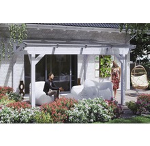 Terrasse couverte avec des sièges dans le jardin