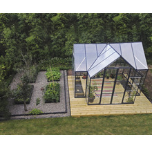 Gewächshaus mit Holzterrasse und angelegtem Garten