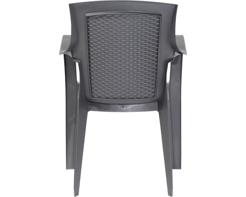 Rückansicht eines Kunststoffstuhls mit Armlehnen und geflochtener Rückenlehne.