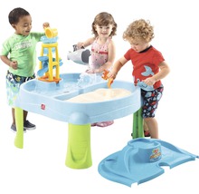 Spielszene mit einem Wasser- und Sandtisch und spielenden Kindern im Garten
