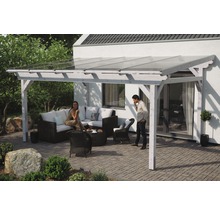 Terrasse avec auvent, mobilier de jardin et deux personnes
