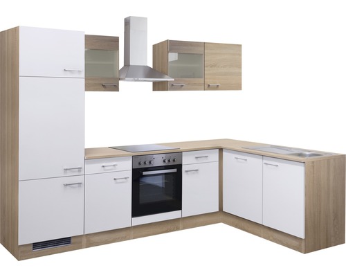 Cuisine équipée avec évier, cuisinière, hotte et armoires murales