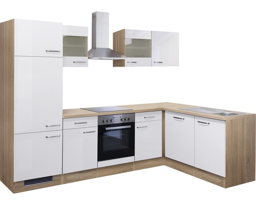 Cuisine avec armoire haute, hotte, cuisinière et évier