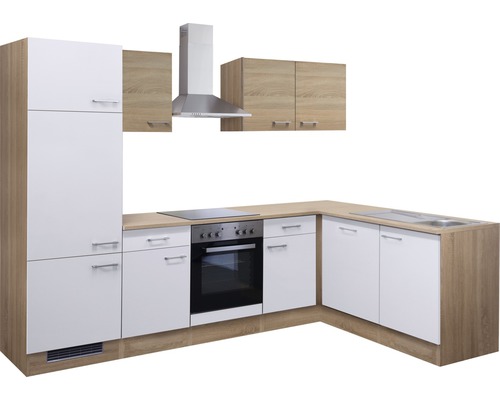 Cuisine moderne avec façades blanches, plan de travail aspect bois, cuisinière et hotte aspirante