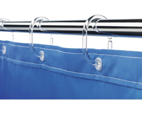 Rideau de douche bleu avec anneaux transparents sur une tringle métallique