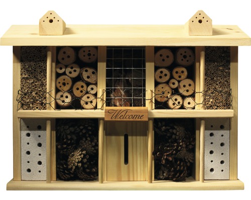 Hôtel à insectes en bois avec différents matériaux de remplissage tels que des pommes de pin et des cylindres en bois