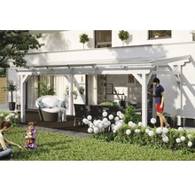 Terrasse mit Terrassenüberdachung, Gartenmöbeln und Dekoration