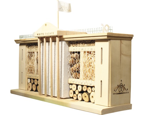 Hôtel à insectes en forme de Maison Blanche avec différents matériaux de remplissage pour favoriser la biodiversité