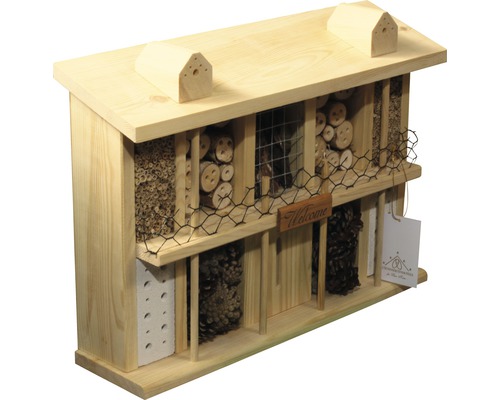 Insektenhotel aus Holz mit verschiedenen Füllmaterialien