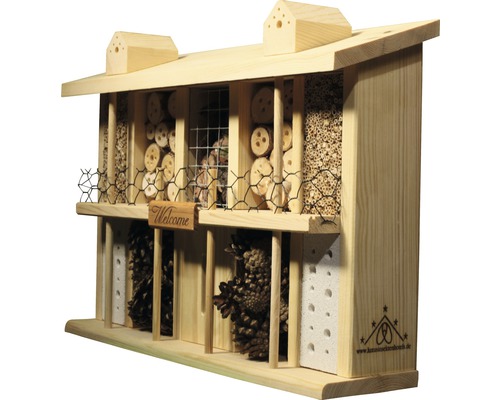Insektenhotel aus Holz mit verschiedenen Füllmaterialien wie Holzscheiben, Kiefernzapfen und Röhrchen