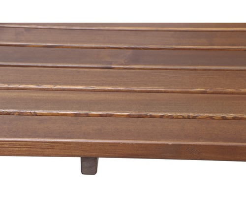 Detailansicht eines Holzmöbels mit Lattenstruktur und Füßen