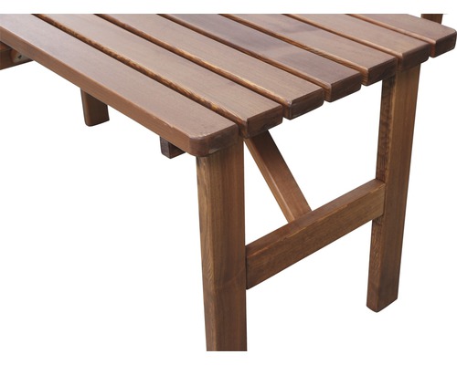 Detailansicht einer Holzbank mit Lattenrostsitzfläche und stabilen Beinen.